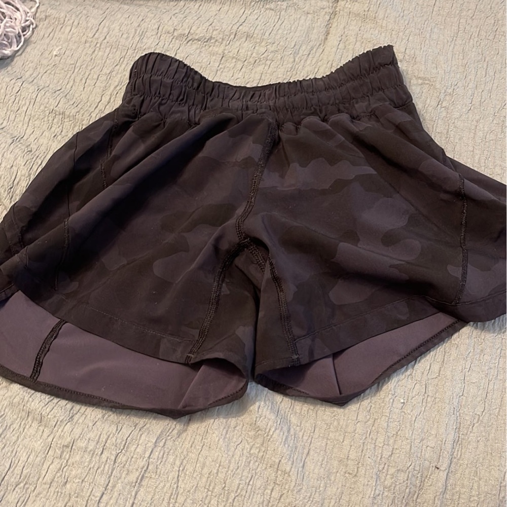 HARD TO FIND lululemon hotty hot shorts